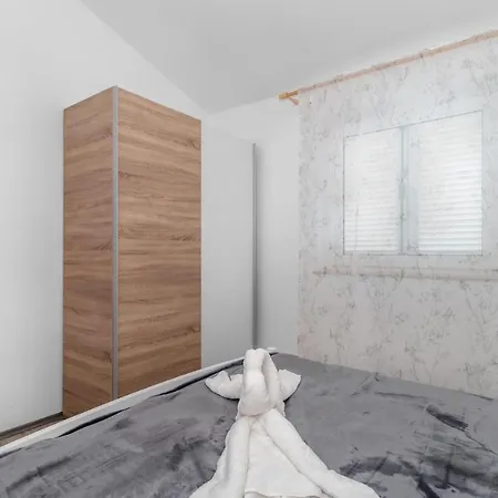 3 Bedroom Lovely In Novi Vinodolski
