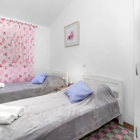 3 Bedroom Lovely In Novi Vinodolski