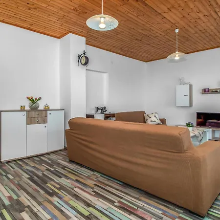 3 Bedroom Lovely In Novi Vinodolski